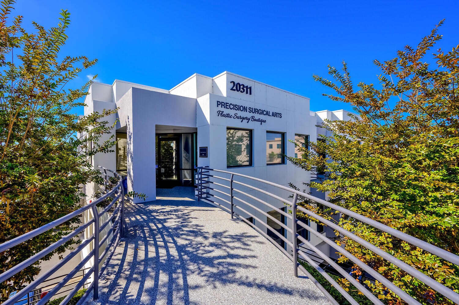 20311 SW Birch St, Newport Beach, CA à vendre Photo de l’immeuble– Image 1 sur 13