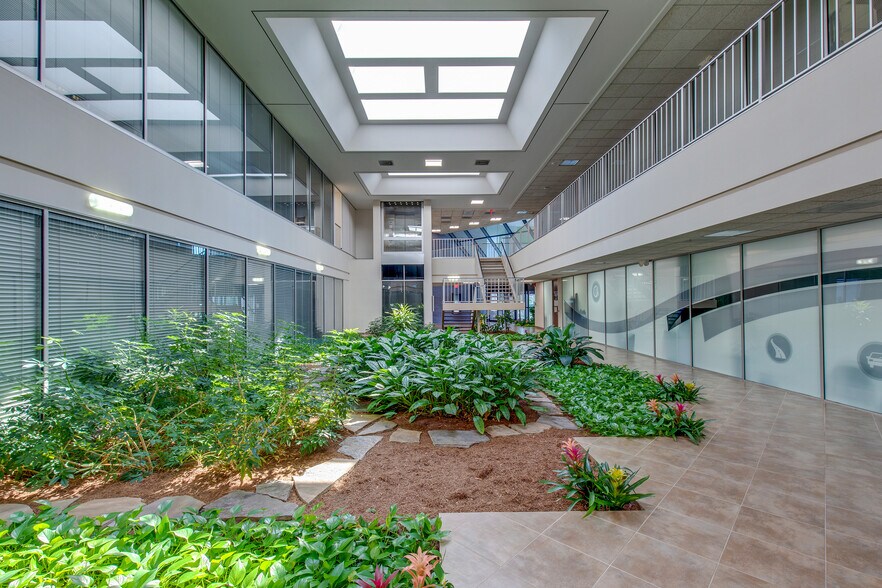 9601 Jones Rd, Houston, TX à louer - Photo de l’immeuble – Image 3 sur 22