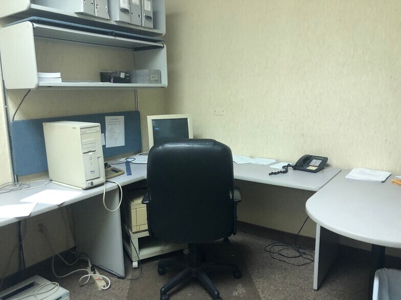 18735 Ecorse Rd, Allen Park, MI à louer - Photo intérieure – Image 3 sur 63