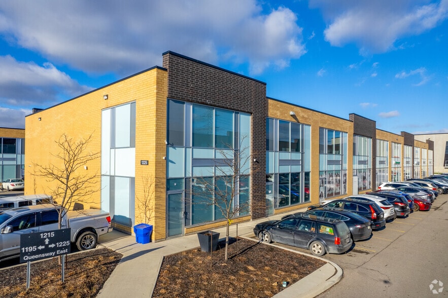 1225 Queensway E, Mississauga, ON à vendre - Photo principale – Image 1 sur 4
