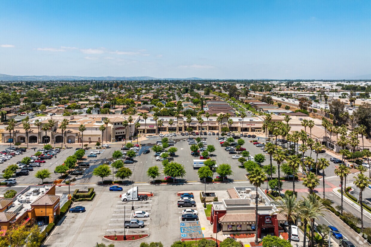 2550 S Vineyard Ave, Ontario, CA à louer Aérien– Image 1 sur 3