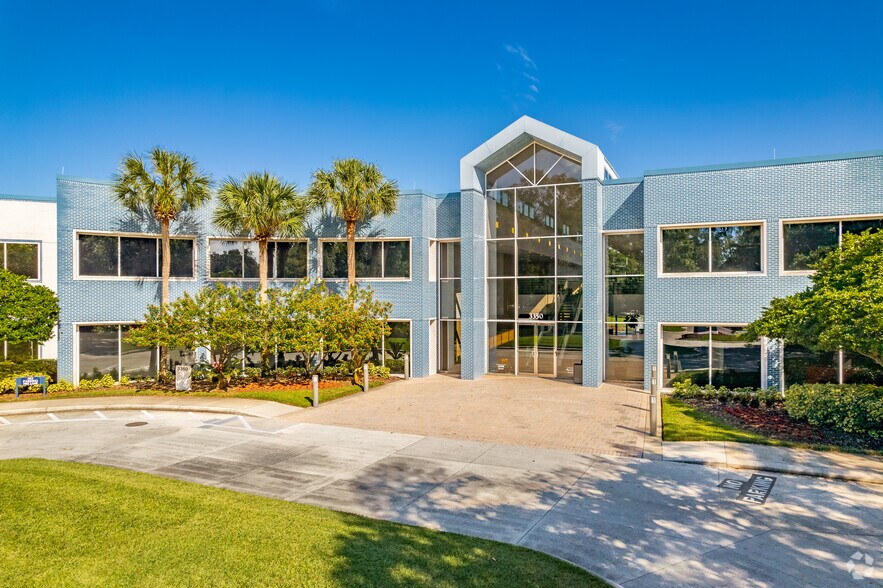 3350 Buschwood Park Dr, Tampa, FL à louer - Photo principale – Image 1 sur 17