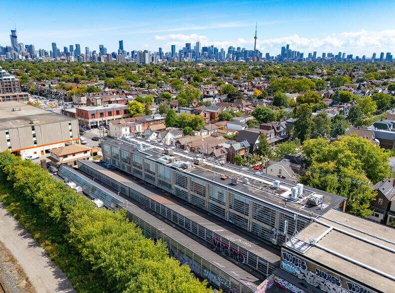 950 Dupont St, Toronto, ON à louer - Photo de l’immeuble – Image 3 sur 6