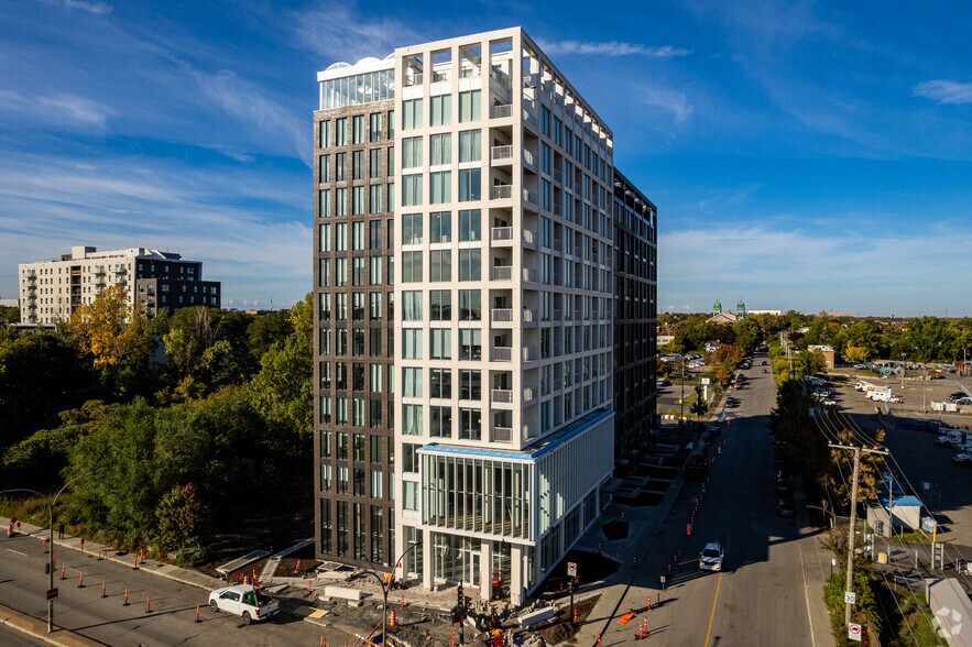5605 Av Pierre-De Coubertin, Montréal, QC à louer - Photo de l’immeuble – Image 2 sur 3