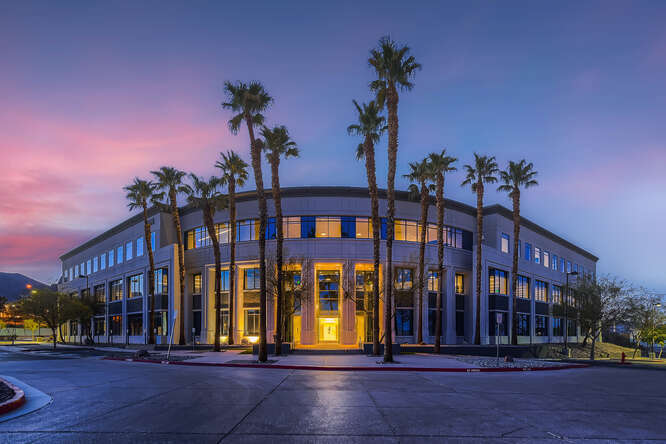 10190 Covington Cross Dr, Las Vegas, NV à louer - Photo de l’immeuble – Image 1 sur 11