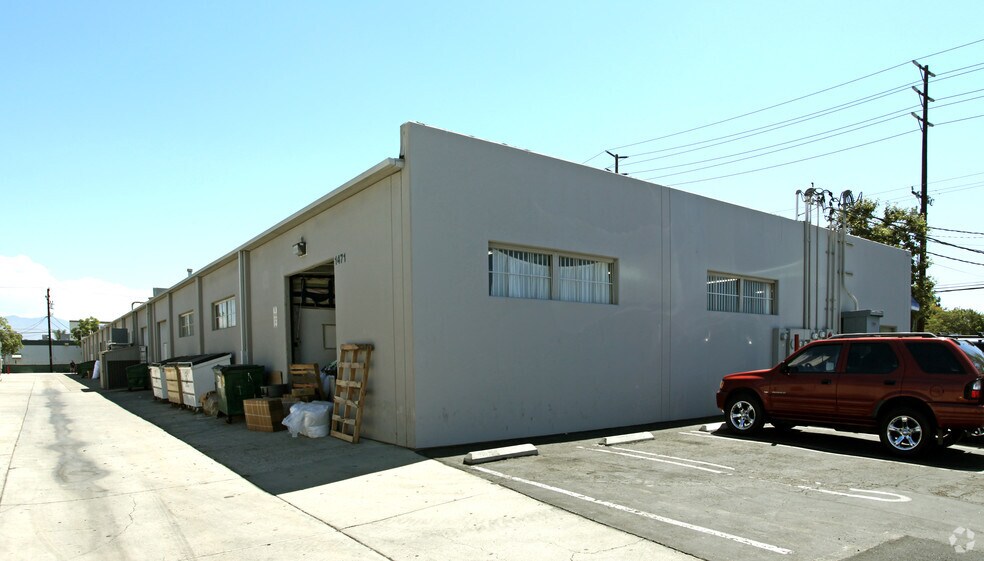 1471-1495 E Warner Ave, Santa Ana, CA à louer - Photo de l’immeuble – Image 3 sur 8