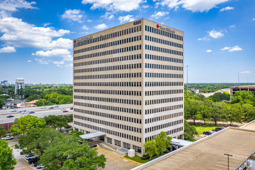 6330 West Loop S, Bellaire, TX à louer - Photo de l’immeuble – Image 1 sur 16