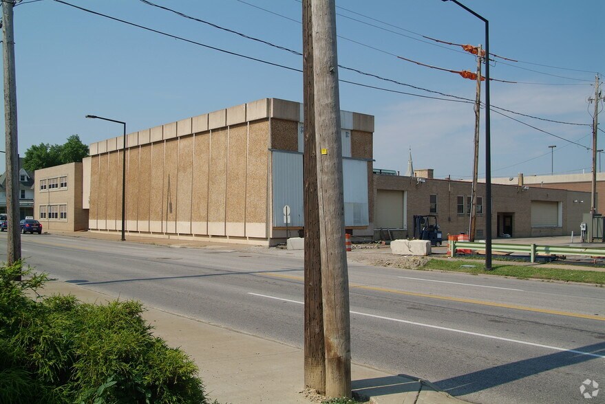 225 East Ave, Elyria, OH à vendre - Photo de l’immeuble – Image 2 sur 14