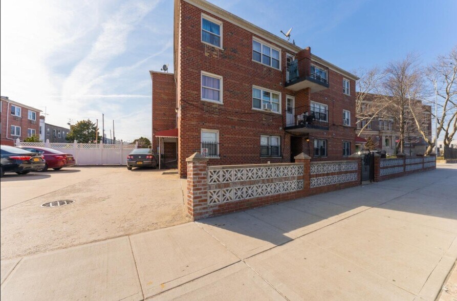 7962 68th Ave, Middle Village, NY à vendre - Photo de l’immeuble – Image 2 sur 26
