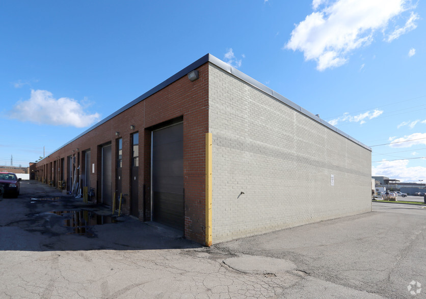 1074-1100 Barmac Dr, Toronto, ON à louer - Photo de l’immeuble – Image 3 sur 4
