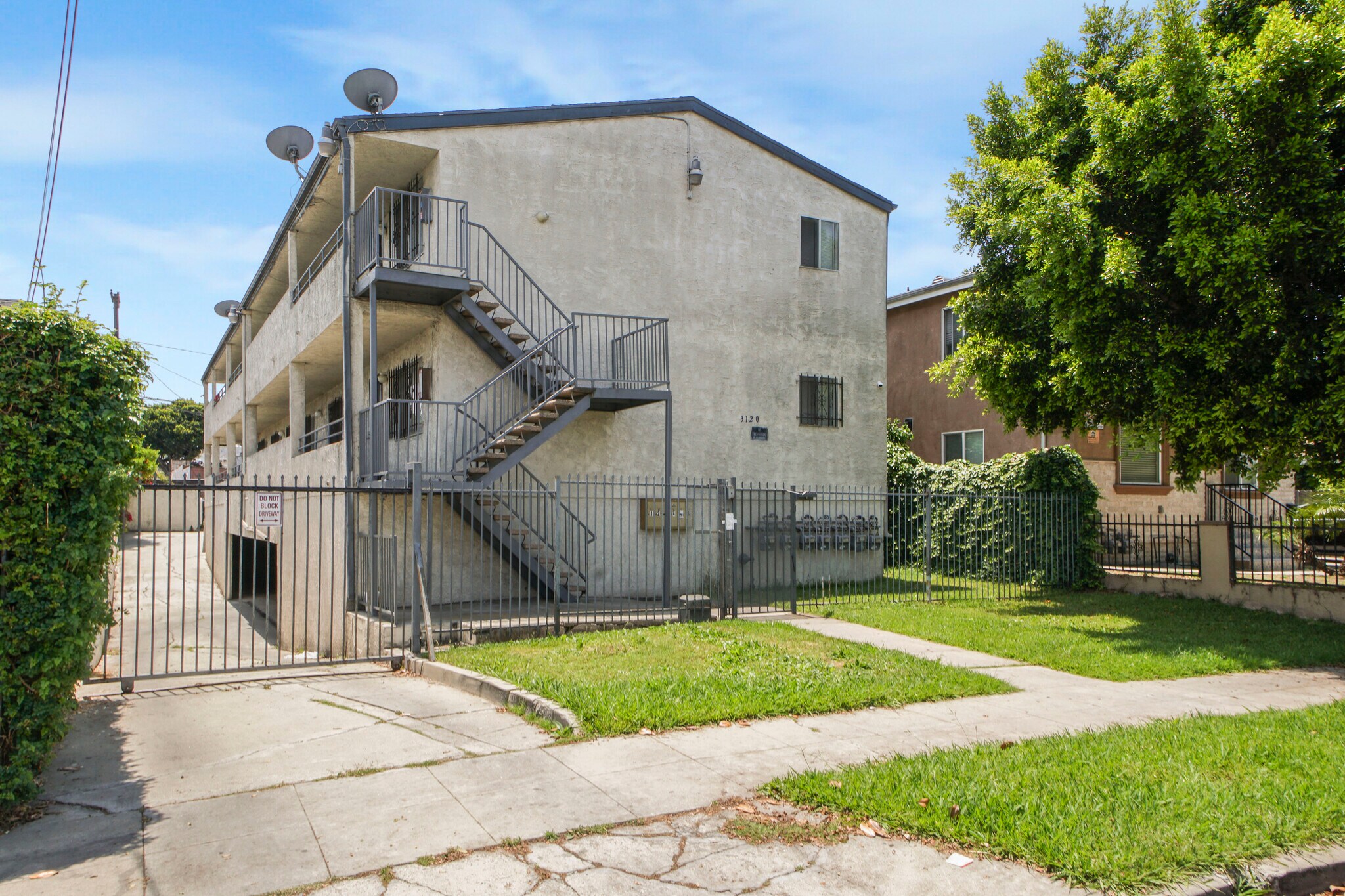 3120 W 71st St, Los Angeles, CA à vendre Photo de l’immeuble– Image 1 sur 13