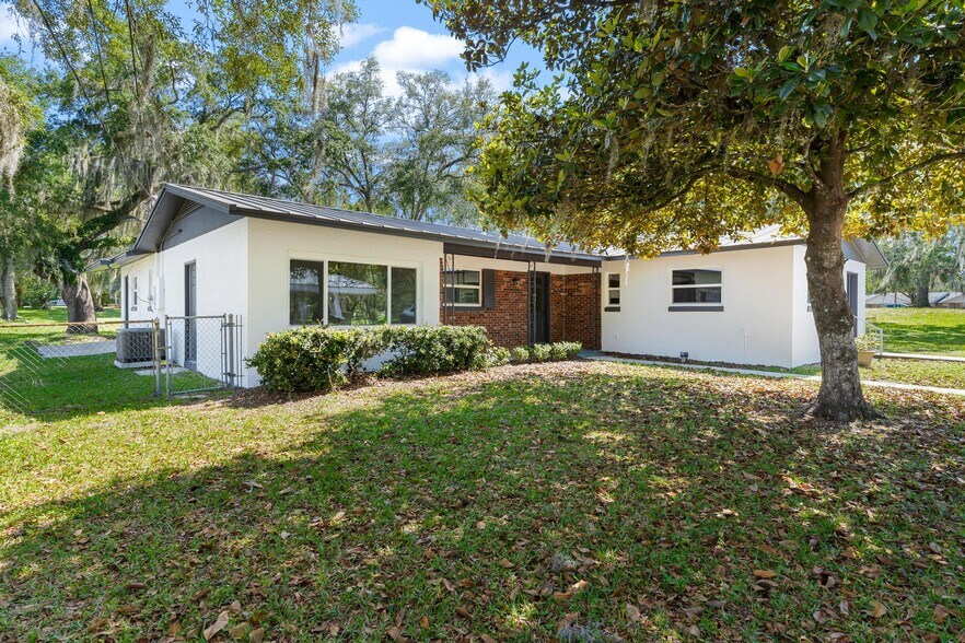 109 W Lakeview St, Lady Lake, FL à louer - Photo de l’immeuble – Image 2 sur 10