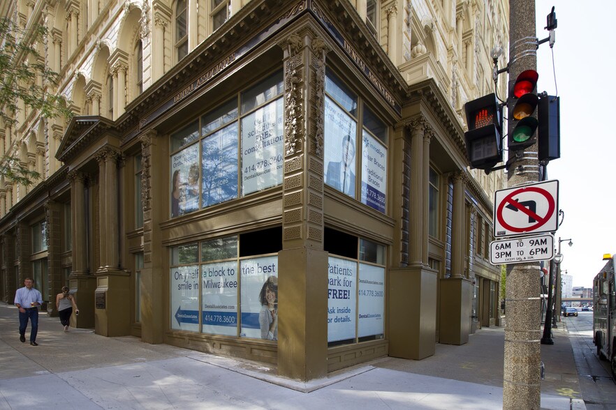 205 E Wisconsin Ave, Milwaukee, WI à louer - Photo de l’immeuble – Image 2 sur 4