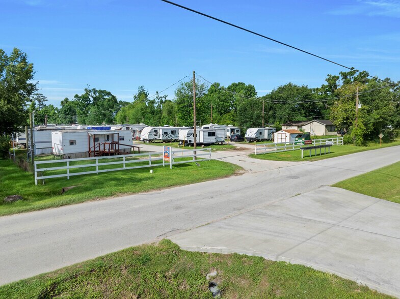 21868 E Martin Dr, Porter, TX à vendre - Photo de l’immeuble – Image 1 sur 13