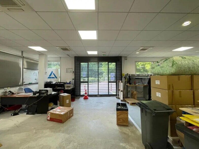 Bureau dans à louer - Photo de l’immeuble – Image 3 sur 5