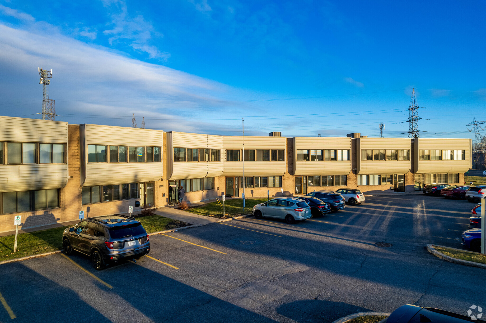 1400 Rue Marie-Victorin, St-Bruno-de-Montarville, QC à louer Photo principale– Image 1 sur 18
