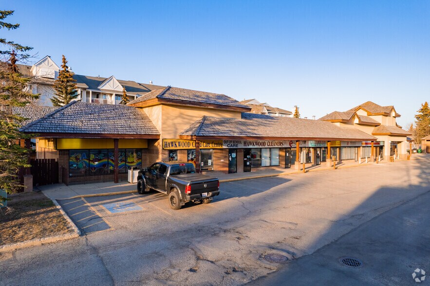 555 Hawkwood Blvd NW, Calgary, AB à vendre - Photo de l’immeuble – Image 2 sur 8