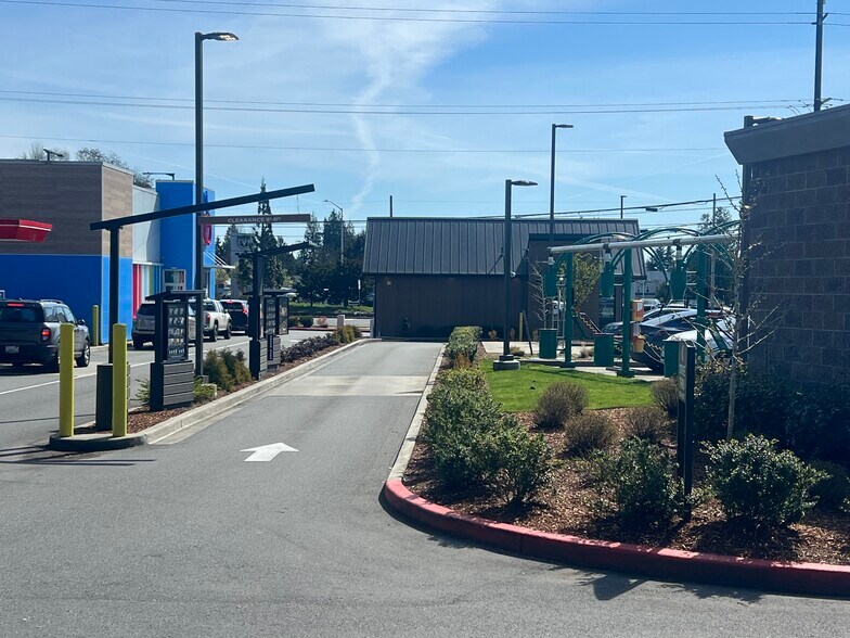 10318 Evergreen Way, Everett, WA à vendre - Photo de l’immeuble – Image 2 sur 15