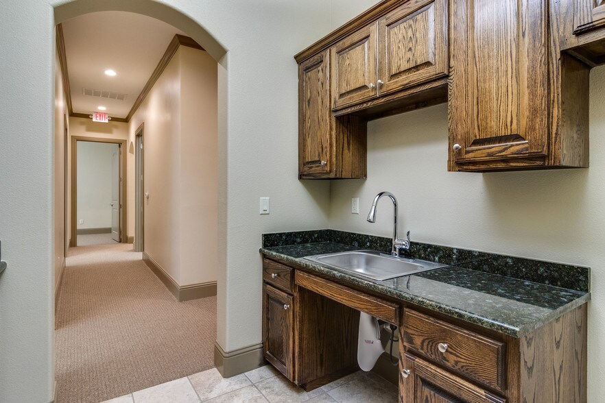 8621 Mid Cities Blvd, North Richland Hills, TX à louer - Photo intérieure – Image 3 sur 13