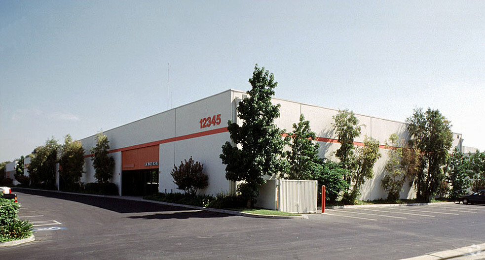 12345 Mills Ave, Chino, CA à louer - Photo de l’immeuble – Image 3 sur 9