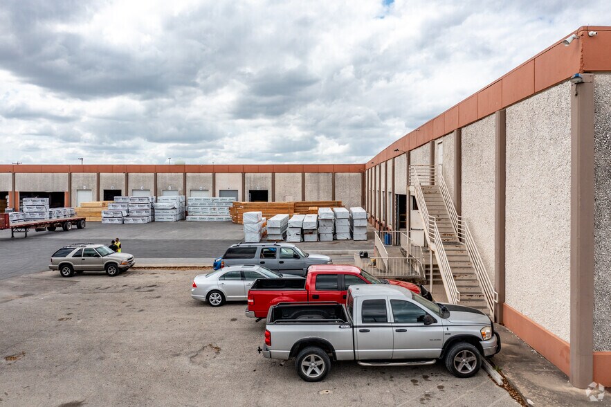 827 Frost Bank Center Pky, San Antonio, TX à louer - Photo de l’immeuble – Image 3 sur 4