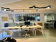 Un espace de travail moderne et lumineux pour stimuler votre créativité.