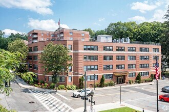 2 Overhill Rd, Scarsdale, NY à louer Photo de l’immeuble– Image 1 sur 8