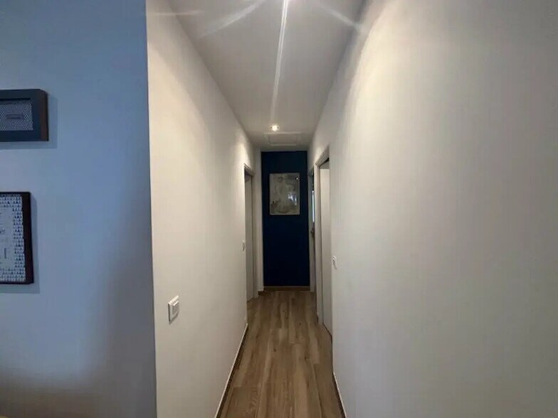 Bureau dans Saint-Étienne-du-Grès à vendre - Photo intérieure – Image 2 sur 6