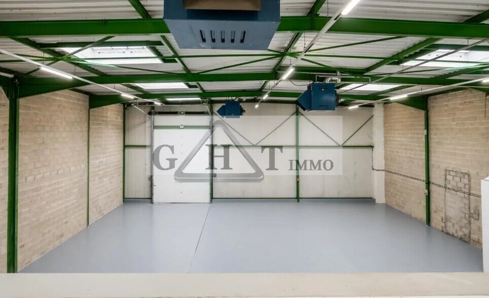 2 Rue Enrico Fermi, Saint-Thibault-des-Vignes à louer - Photo de l’immeuble – Image 2 sur 5