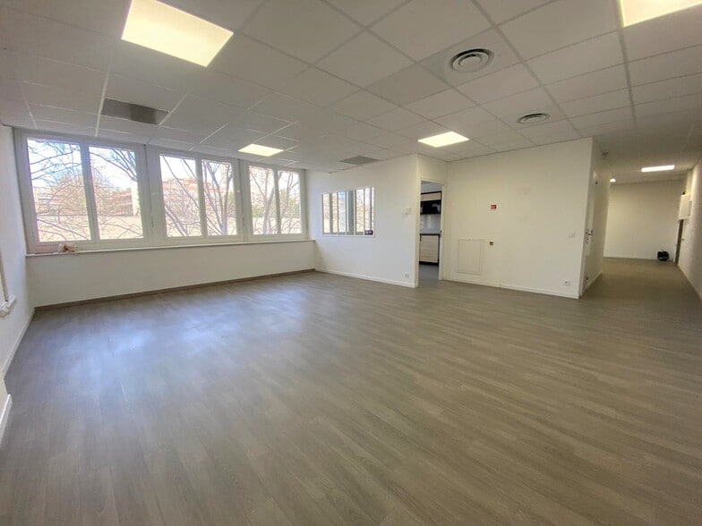 33 Rue Negresko, Marseille à louer - Photo de l’immeuble – Image 3 sur 10