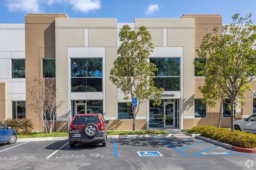 3145 Tiger Run Ct, Carlsbad, CA à louer - Photo de l’immeuble – Image 3 sur 6
