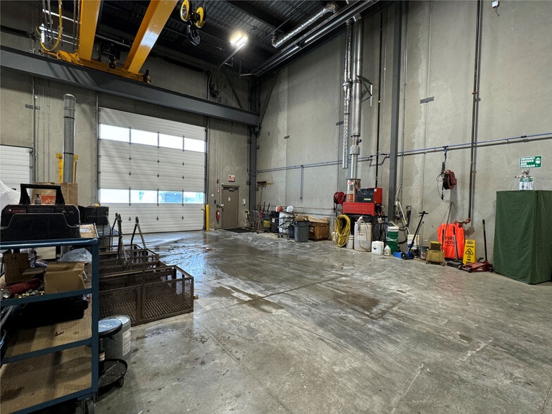 10911 50th St SE, Calgary, AB à louer - Photo de l’immeuble – Image 1 sur 9