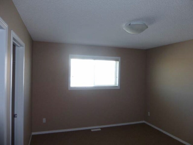 248 Edwards Dr SW, Edmonton, AB à vendre - Photo intérieure – Image 3 sur 5