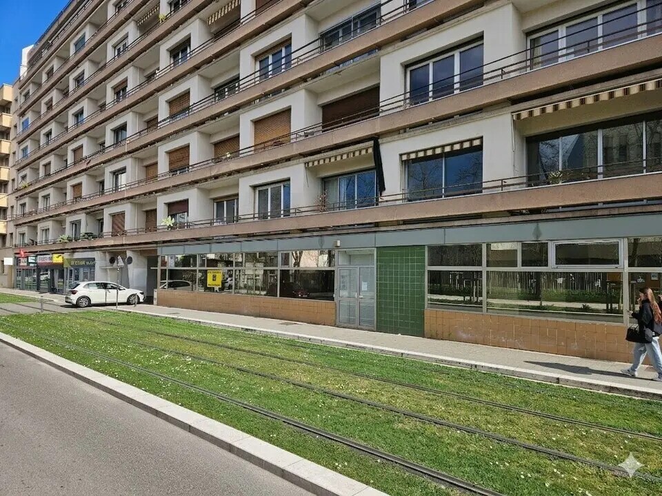 Local commercial dans Grenoble à louer Photo de l’immeuble– Image 1 sur 12