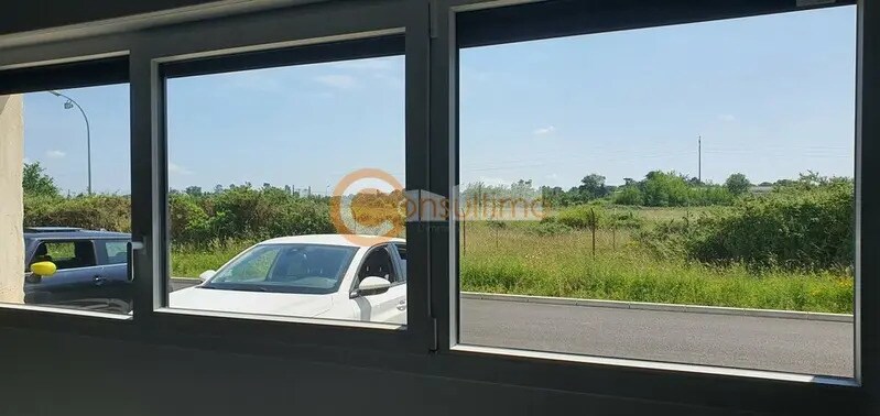 Local d'activités dans Izon à vendre - Photo de l’immeuble – Image 3 sur 5