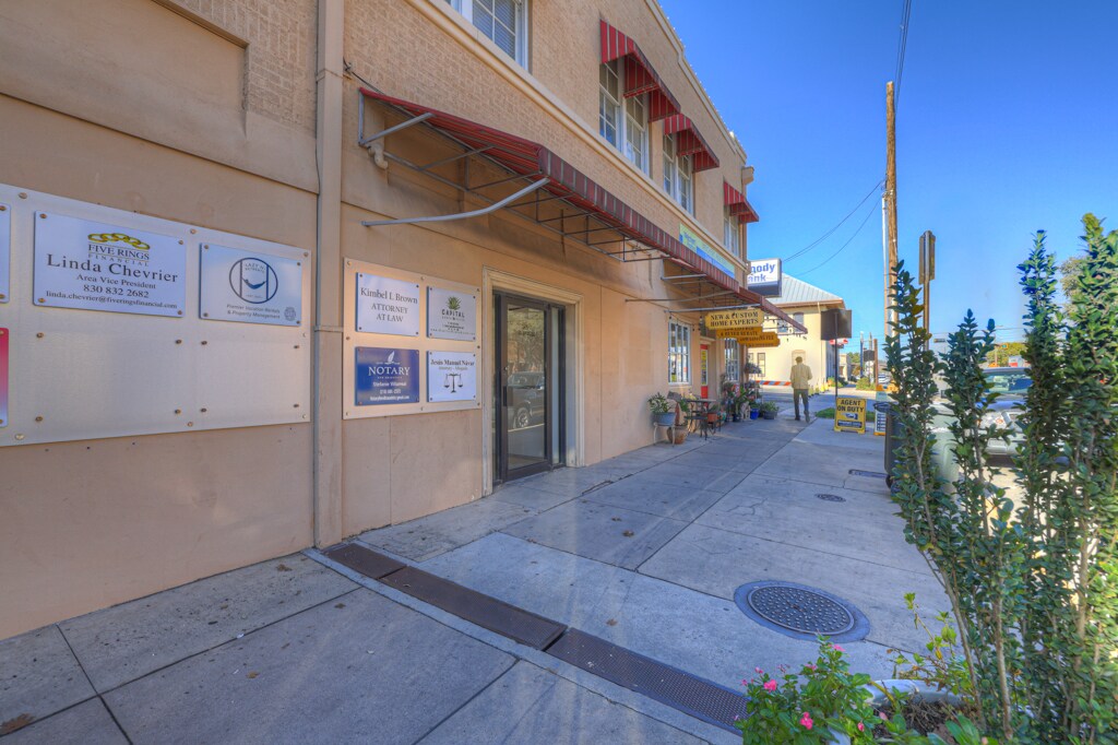 123 N Seguin Ave, New Braunfels, TX à louer Photo principale– Image 1 sur 20