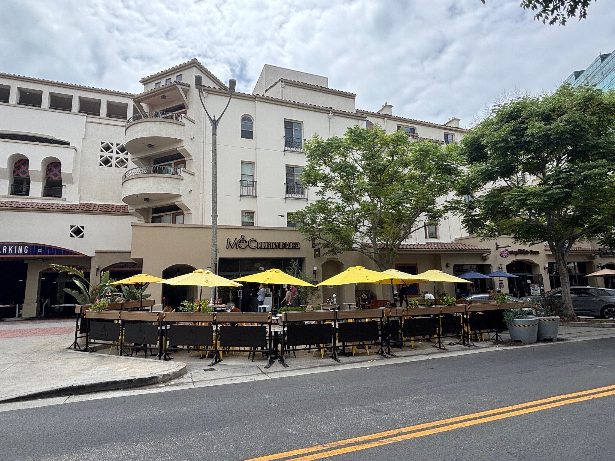 1001 Glendon Ave, Los Angeles, CA à louer Photo principale– Image 1 sur 6