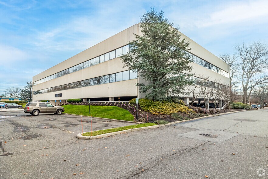 10 Melville Park Rd, Melville, NY à louer - Photo de l’immeuble – Image 1 sur 3