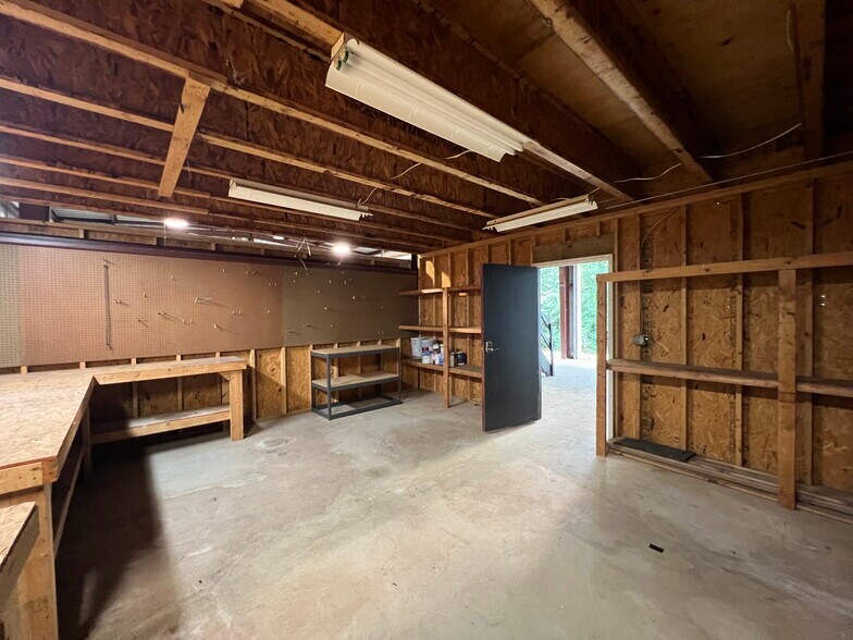 3900 Miriam Dr, Charlotte, NC à louer - Photo de l’immeuble – Image 3 sur 17