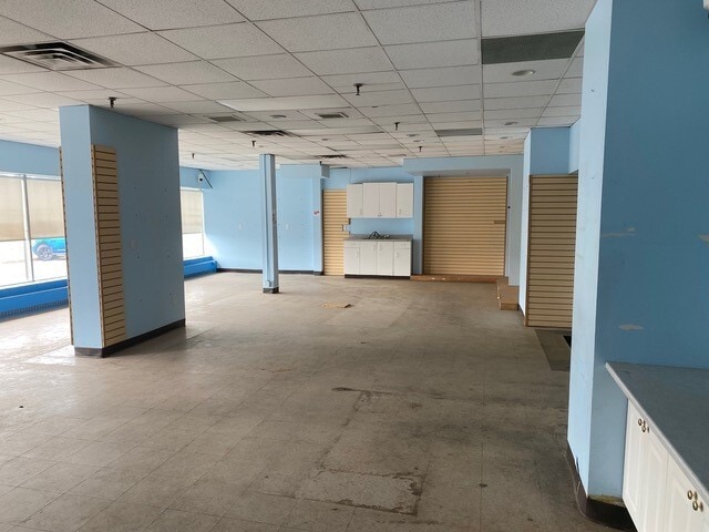 12004 111th Ave NW, Edmonton, AB à louer - Photo intérieure – Image 3 sur 5