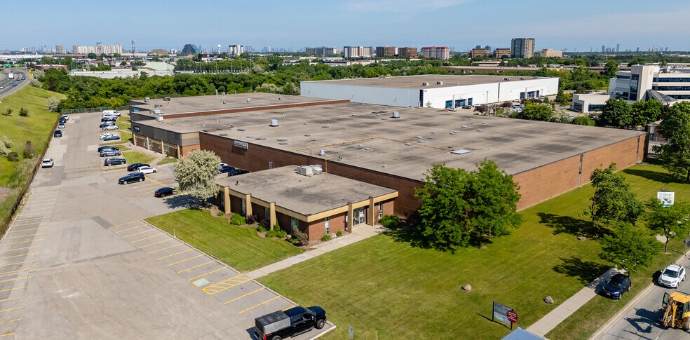 385-387 Carlingview Dr, Toronto, ON à vendre - Photo de l’immeuble – Image 2 sur 6