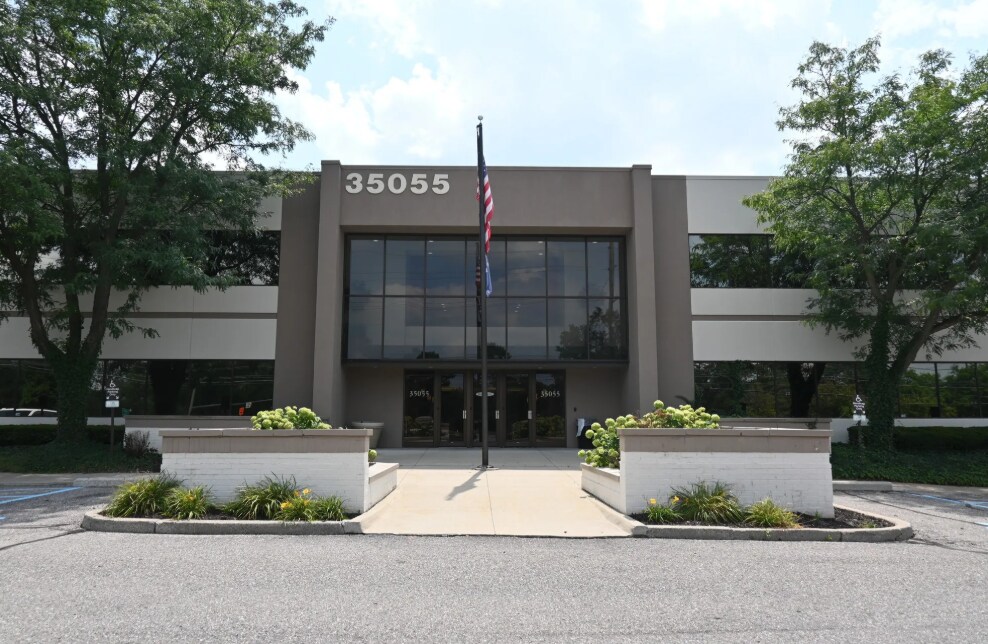 35055 W 12 Mile Rd, Farmington Hills, MI à louer Photo principale– Image 1 sur 6