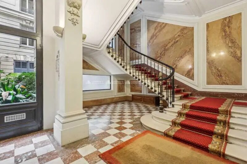 60 Rue Pierre Charron, Paris à louer - Photo de l’immeuble – Image 3 sur 5