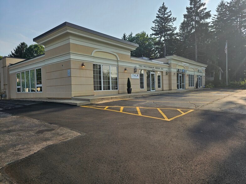 114 E Aurora Rd, Northfield, OH à vendre - Photo de l’immeuble – Image 1 sur 9
