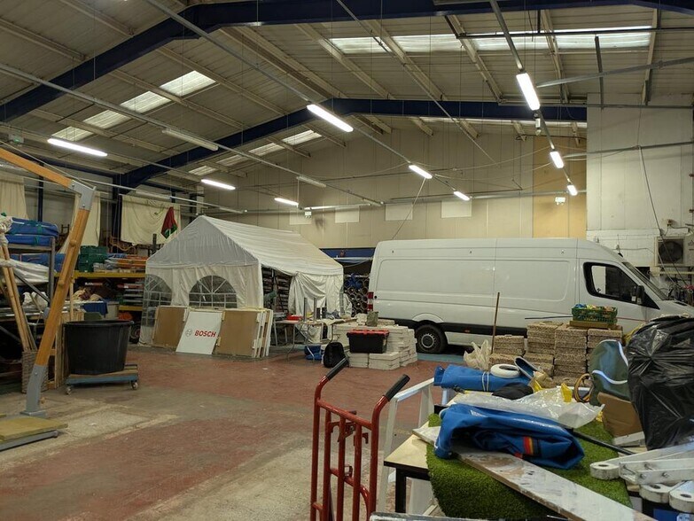 Walnut Tree Clos, Guildford à louer - Photo de l’immeuble – Image 2 sur 5