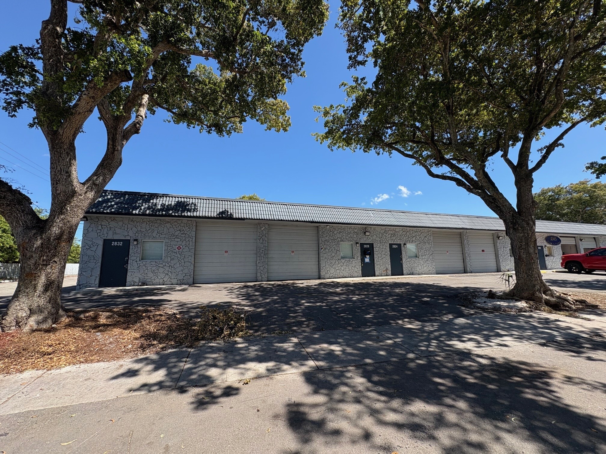 2696 NW 31st Ave, Lauderdale Lakes, FL à louer Photo de l’immeuble– Image 1 sur 2