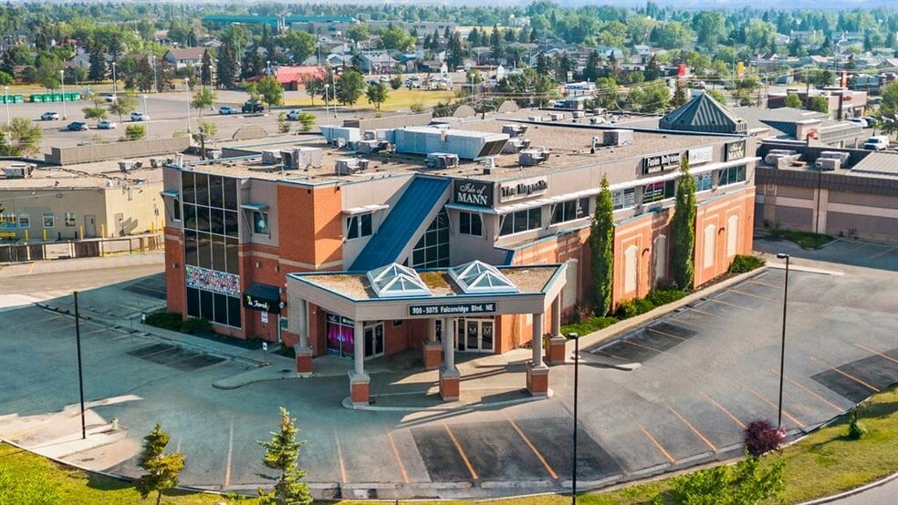 5075 Falconridge Blvd NE, Calgary, AB à louer - Photo principale – Image 1 sur 5