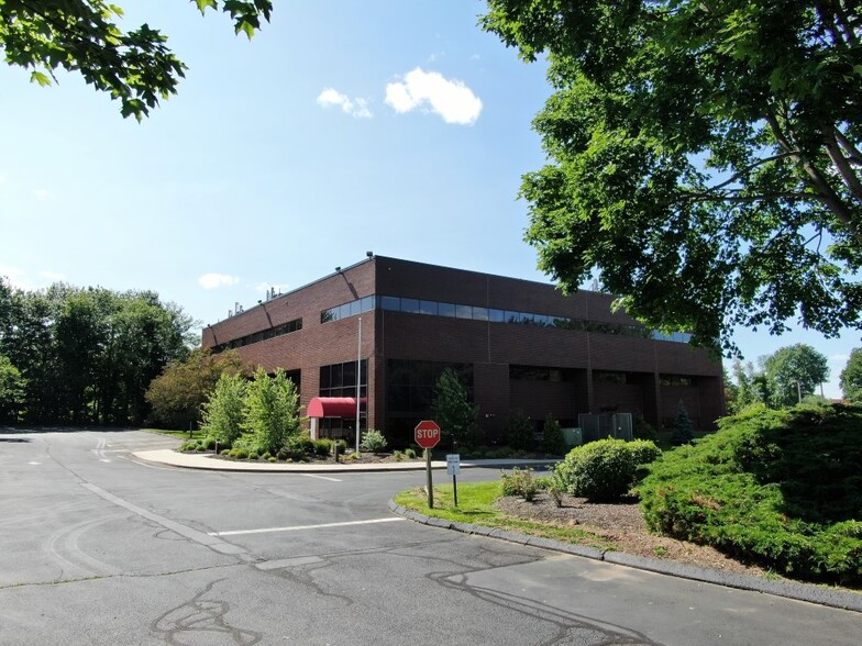 599 Research Pky, Meriden, CT à vendre - Photo de l’immeuble – Image 2 sur 27