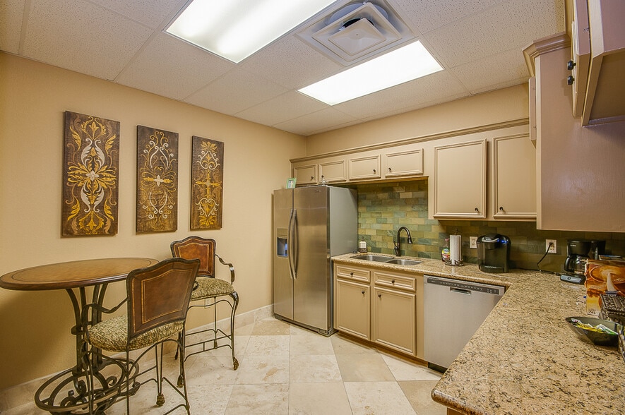 1414 S Friendswood Dr, Friendswood, TX à louer - Photo intérieure – Image 3 sur 5