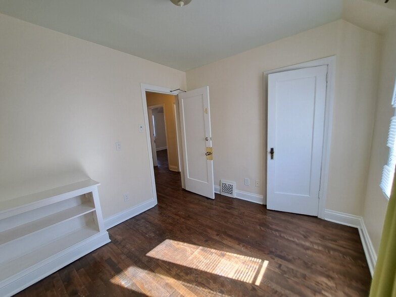 251 Bronson Av, Ottawa, ON à louer - Photo intérieure – Image 1 sur 6